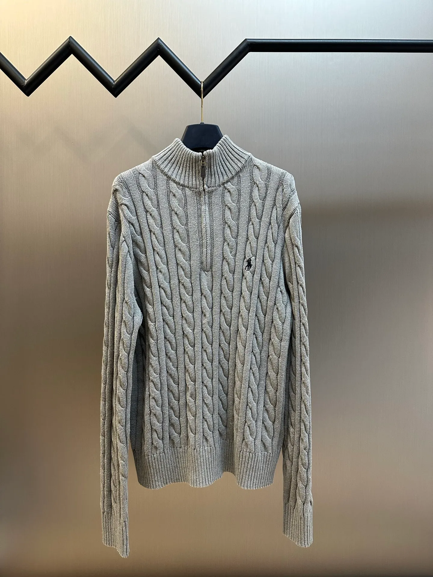 P440 Ralph Lauren cable knitted zipper sweater. Custom-woven cotton cable knitted thick wool. The classic cable knitted structure design is infused with soul. The exquisite pony logo is embellished with it. It brings an atmosphere of freedom and vitality and is highly recognizable. The zippered half-high collar design interprets high-end style with unique details, adhering to the eternal elegance and taste.  Three-dimensional cable knitting, through clever shifting and interweaving of coils, cross-shifts adjacent coils to form a twisting effect of cable, with smooth and regular lines, which is time-consuming and labor-intensive.  The garment washing water is softened and deodorized using professional washing equipment and specific detergents to deeply clean and deodorize the clothes, improving the feel and appearance of the clothes size: s m l xl